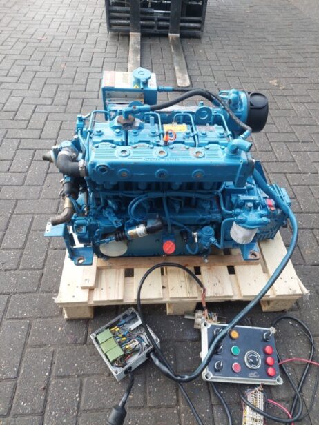 Lister LPW4 SABB L4.186 40hp with reverse gear (Keel cooling) - Image 8