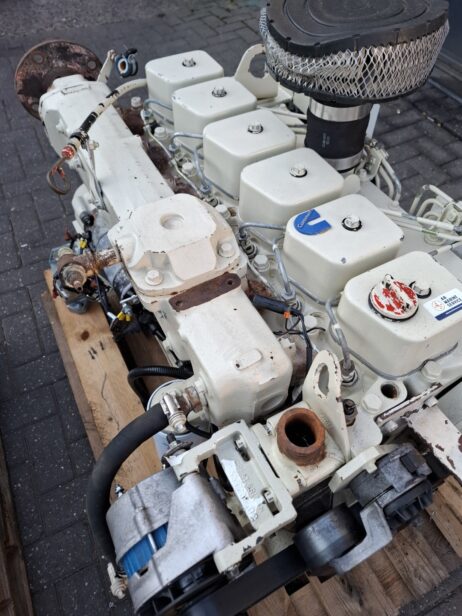 Cummins  2x 6B 5.9-M  115Pk Marine engine 24v (engine only) - Image 3