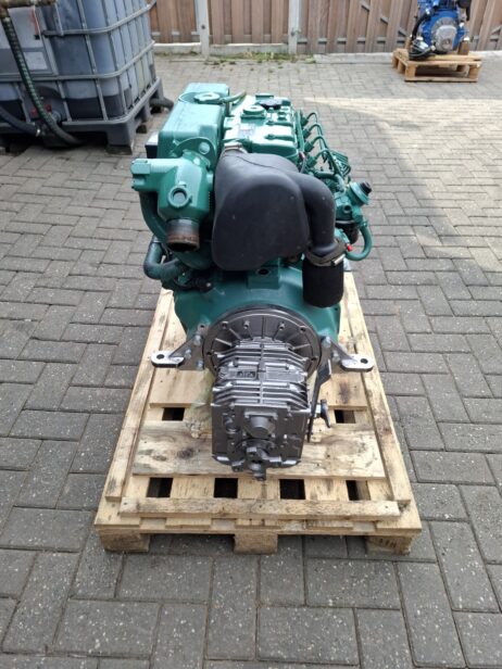 Volvo Penta D2-55L with Gearbox and Dashboard - Image 7