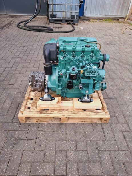 Volvo Penta D2-55L met keerkoppeling en dashboard