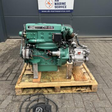 Volvo Penta D2-55 met keerkoppeling en dashboard