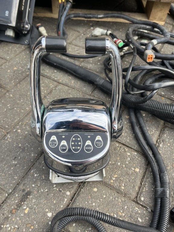 2x Cummins QSB6.7M 300hp with reverse gear - Image 5