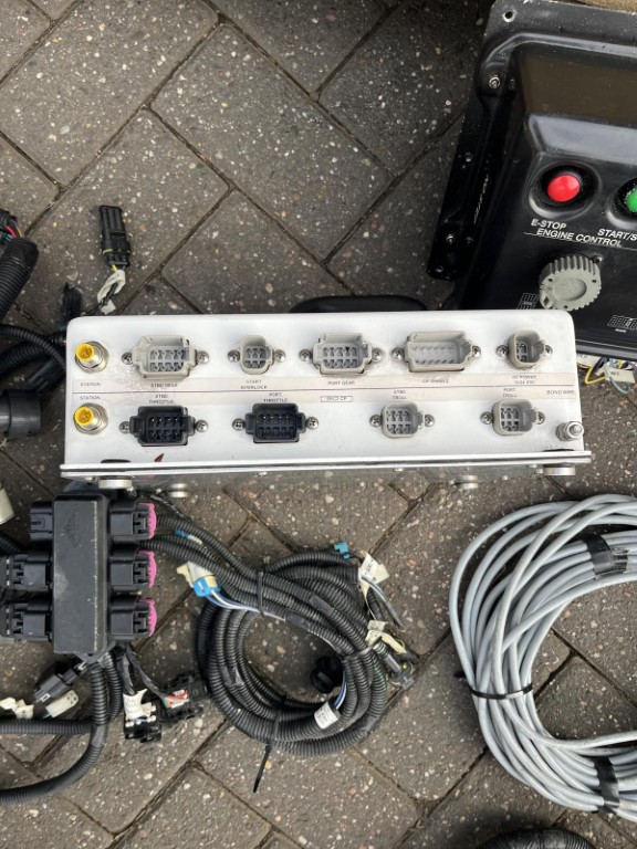 2x Cummins QSB6.7M 300hp with reverse gear - Image 15