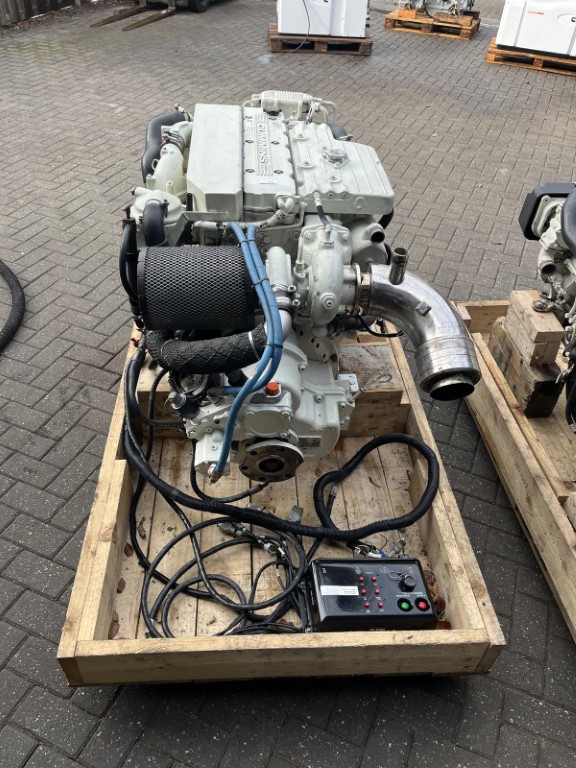 2x Cummins QSB6.7M 300hp with reverse gear - Image 7