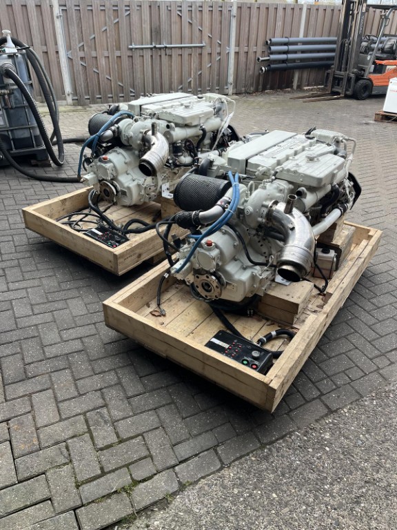 2x Cummins QSB6.7M 300hp with reverse gear - Image 8