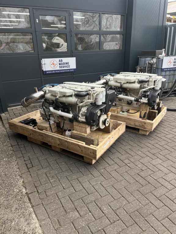 2x Cummins QSB6.7M 300hp with reverse gear - Image 9