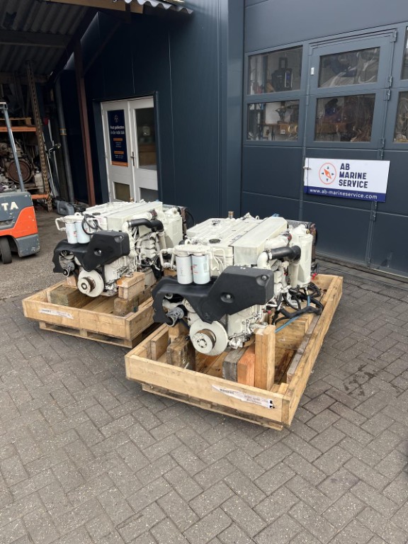 2x Cummins QSB6.7M 300hp with reverse gear - Image 11