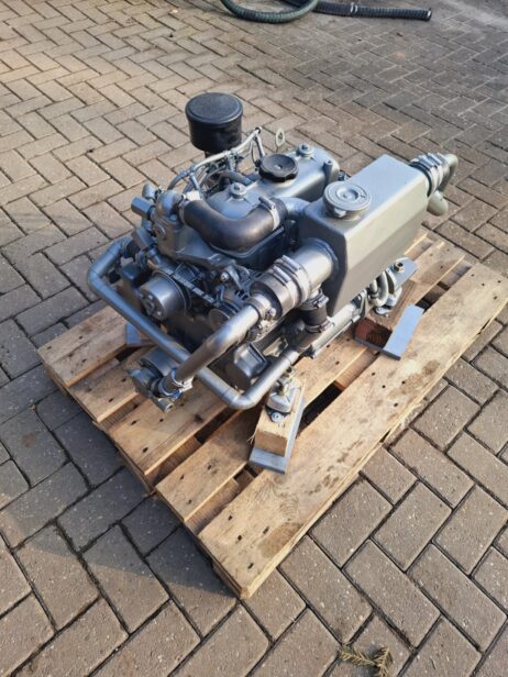 Mitsubishi K3B 17hp Marine engine with heat exchanger reverse gear - Image 7