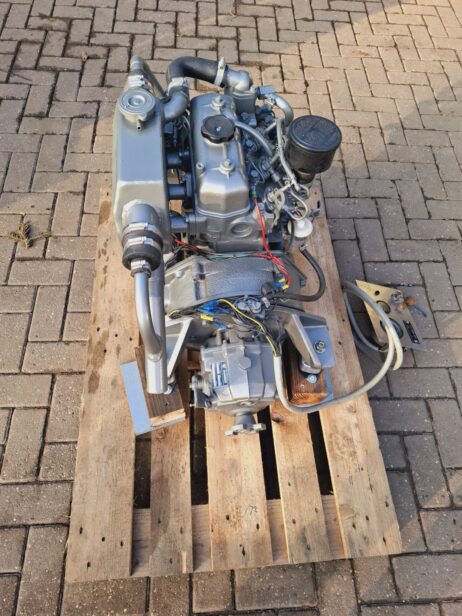 Mitsubishi K3B 17hp Marine engine with heat exchanger reverse gear - Image 9