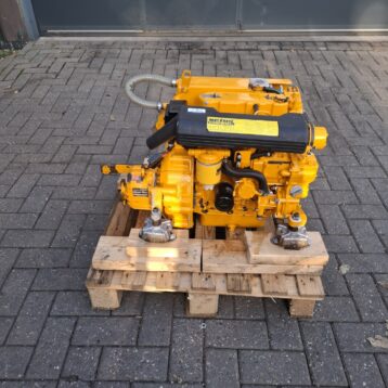 Vetus M3.28 28 hp complete with reversing clutch and dashboard