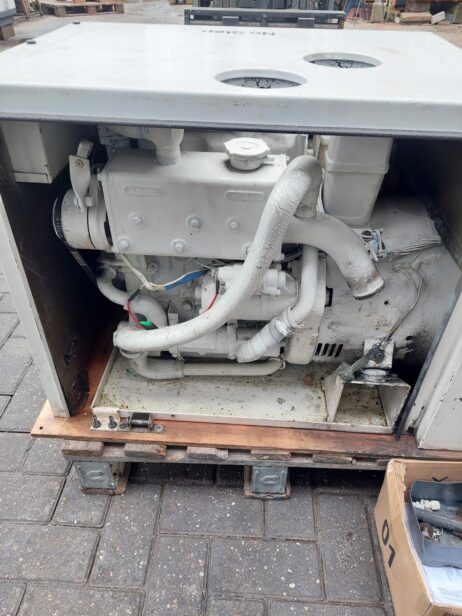 Cummins Onan 6.5Kva 6.5MDKDP generator 110/220V with cabinet - Image 4