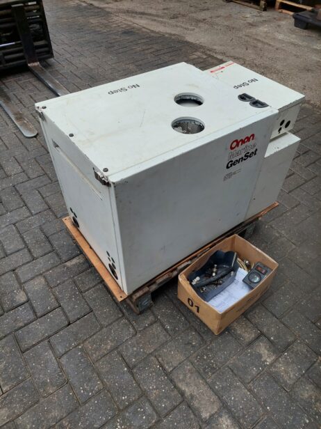 Cummins Onan 6.5Kva 6.5MDKDP generator 110/220V with cabinet - Image 10