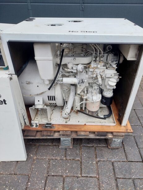 Cummins Onan 6.5Kva 6.5MDKDP generator 110/220V with cabinet - Image 5