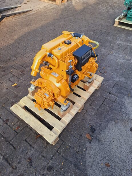 Vetus M4.14 33hp Marine engine with heat exchanger and reverse gearbox - Image 3