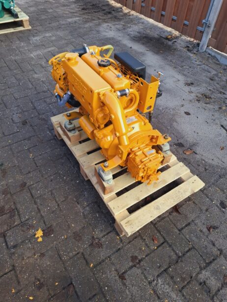 Vetus M4.14 33hp Marine engine with heat exchanger and reverse gearbox - Image 5