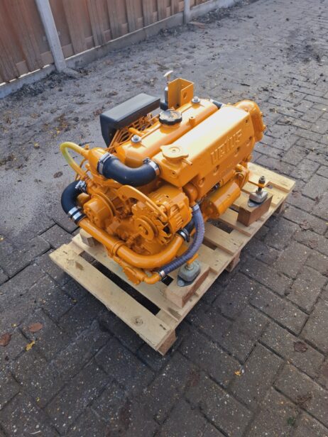 Vetus M4.14 33hp Marine engine with heat exchanger and reverse gearbox - Image 7