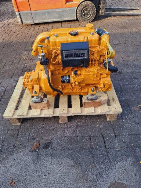 Vetus M4.14 33hp Marine engine with heat exchanger and reverse gearbox - Image 9