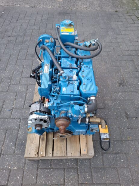 Lister 40hp LPW4 marine engine with reversing gear (keel cooling) - Image 7