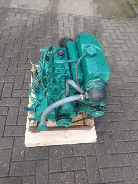 Volvo Penta MD2040 marine engine with reverse gear and dashboard - Image 5