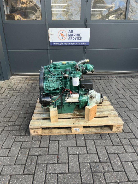 Volvo Penta MD22 50hp Marine Engine with Gearbox and Dashboard - Image 3