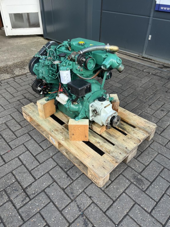 Volvo Penta MD22 50hp Marine Engine with Gearbox and Dashboard - Image 10