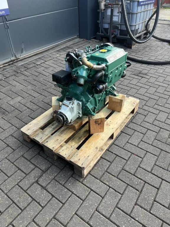 Volvo Penta MD22 50hp Marine Engine with Gearbox and Dashboard - Image 7