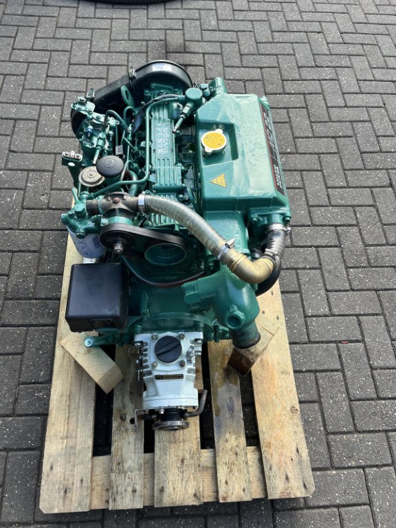 Volvo Penta MD22 50hp Marine Engine with Gearbox and Dashboard - Image 6