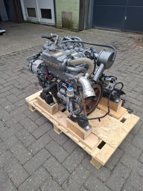 Yanmar 3JH3 40hp Marine Engine (Engine Only with Panel) - Image 2