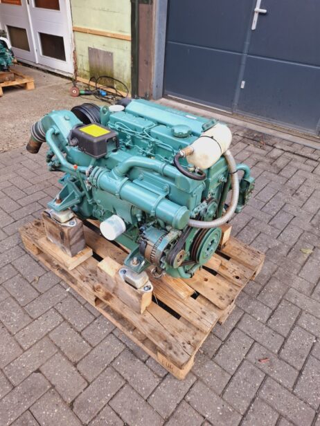 Volvo Penta MD31 62hp Marine engine with reverse gear - Image 4