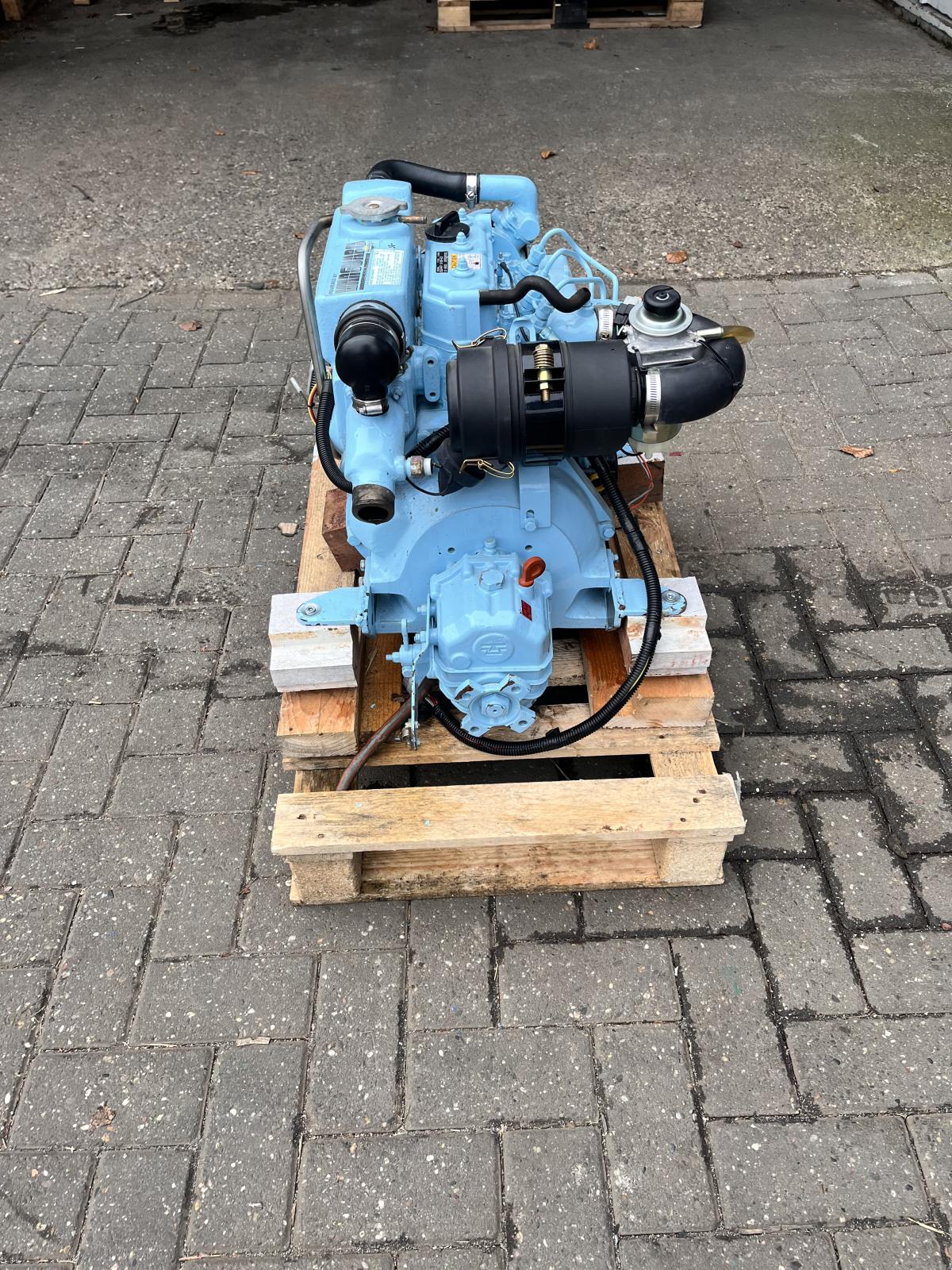 Daihatsu DM850D 26 HP demo marine engine heat exchanger with gearbox - Image 9