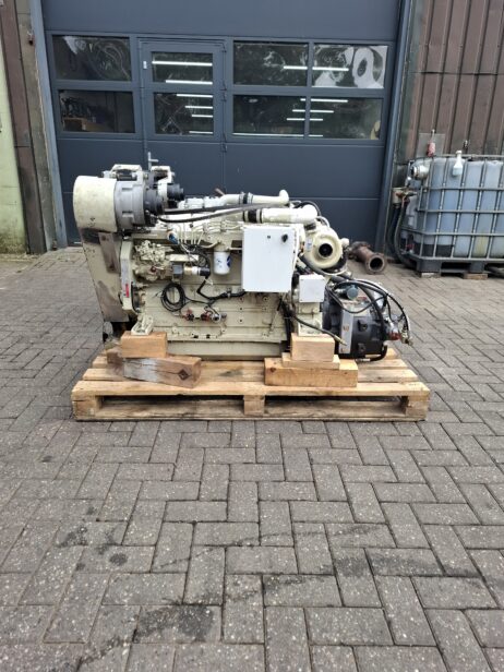 Cummins (2x)  6BT5.9M 150pk met keerkoppeling 24V kielkoeling Twin Disc MG5050