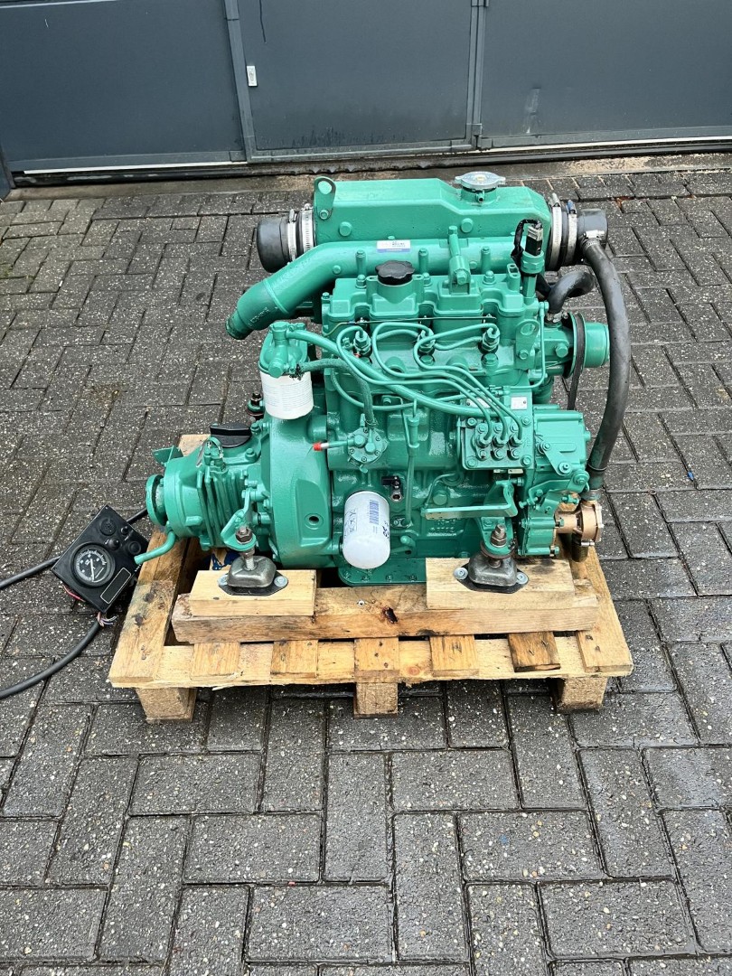 Volvo Penta MD2040 marine engine with reverse gear - Image 9