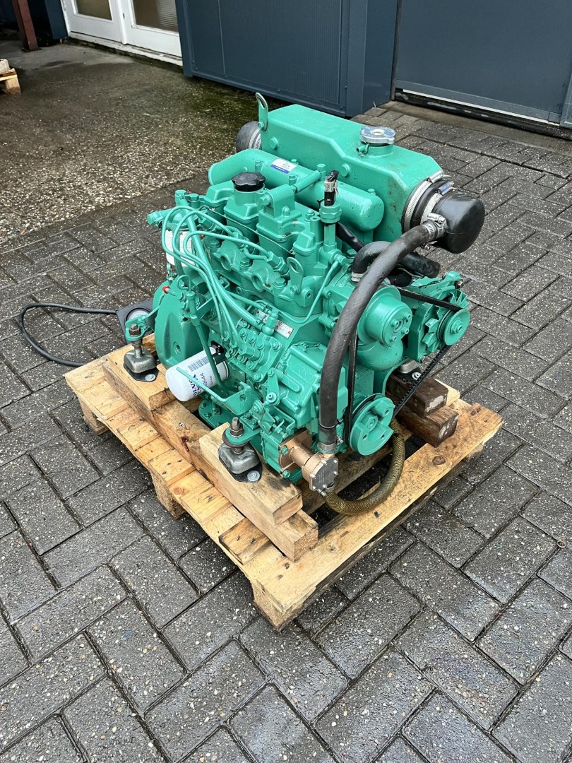 Volvo Penta MD2040 marine engine with reverse gear - Image 7