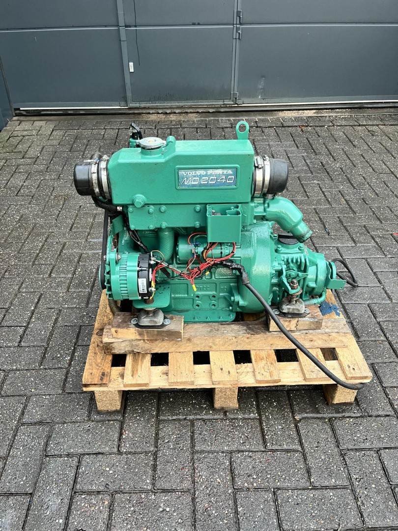 Volvo Penta MD2040 marine engine with reverse gear - Image 4