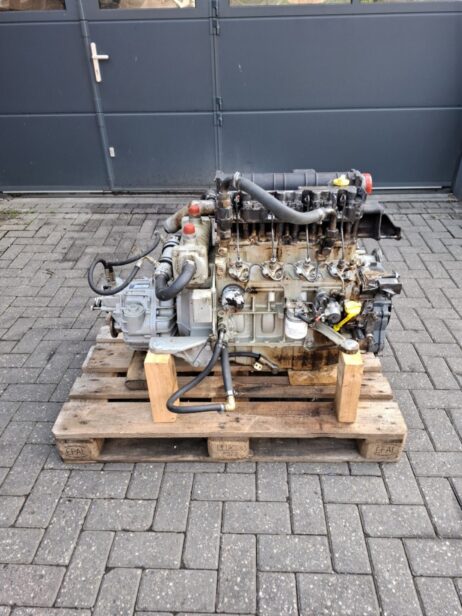 Vetus Deutz 4M1011F engine block with Hurth 25-2.0 gearbox (fire damage)