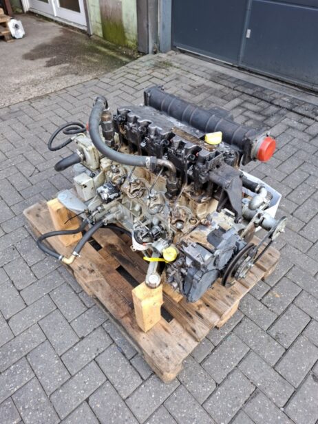Vetus Deutz 4M1011F engine block with Hurth 25-2.0 gearbox (fire damage) - Image 3