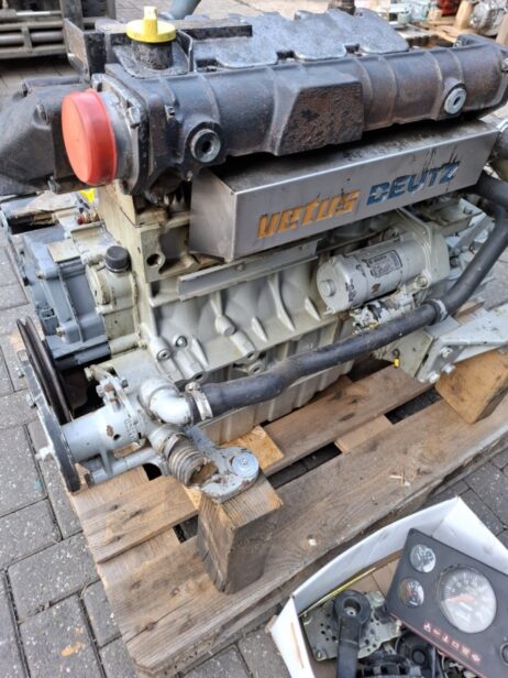Vetus Deutz 4M1011F engine block with Hurth 25-2.0 gearbox (fire damage) - Image 9