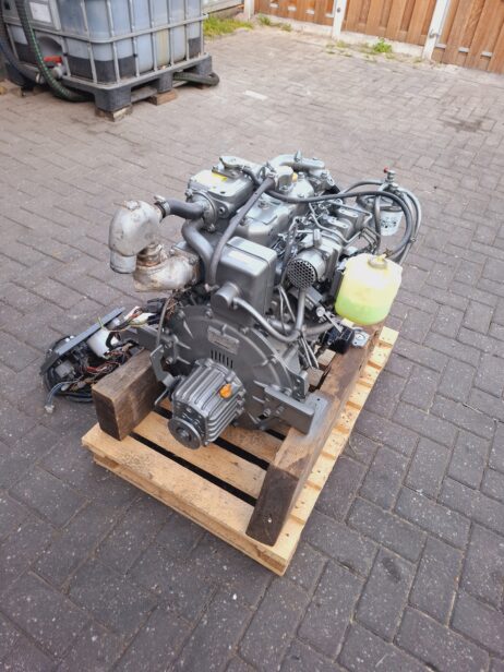 Yanmar 3JH25A 25hp marine engine complete with reversing gear and dashboard - Image 10