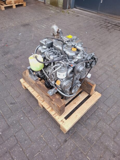 Yanmar 3JH25A 25hp marine engine complete with reversing gear and dashboard - Image 2
