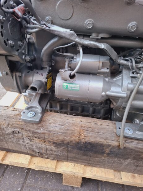 Yanmar 3JH25A 25hp marine engine complete with reversing gear and dashboard - Image 5