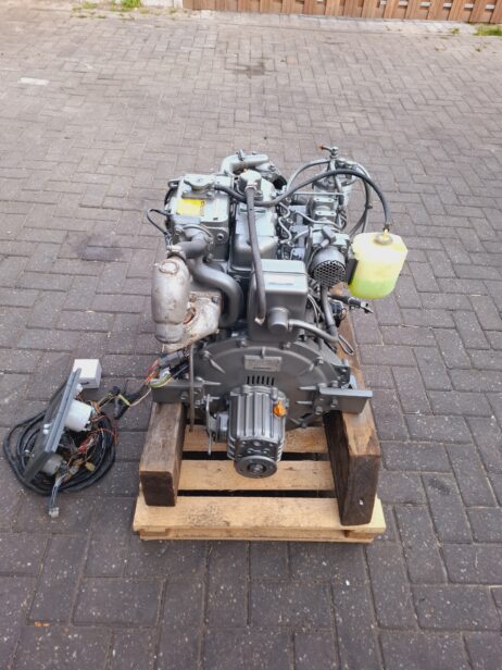 Yanmar 3JH25A 25hp marine engine complete with reversing gear and dashboard - Image 7
