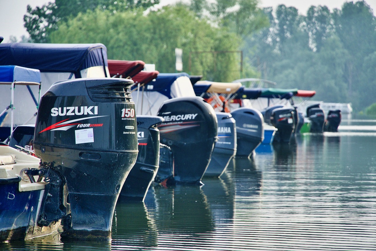 boten in de haven met een buitenboord motor