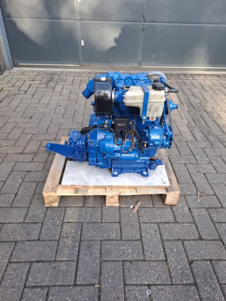 Lister LPW2 marine engine (20 hp) with gearbox