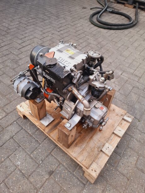 Lombardini LDW502 marine engine (11 HP) with gearbox - Image 9
