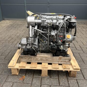 Yanmar 3JH2E 38 hp marine engine complete with gearbox and dashboard