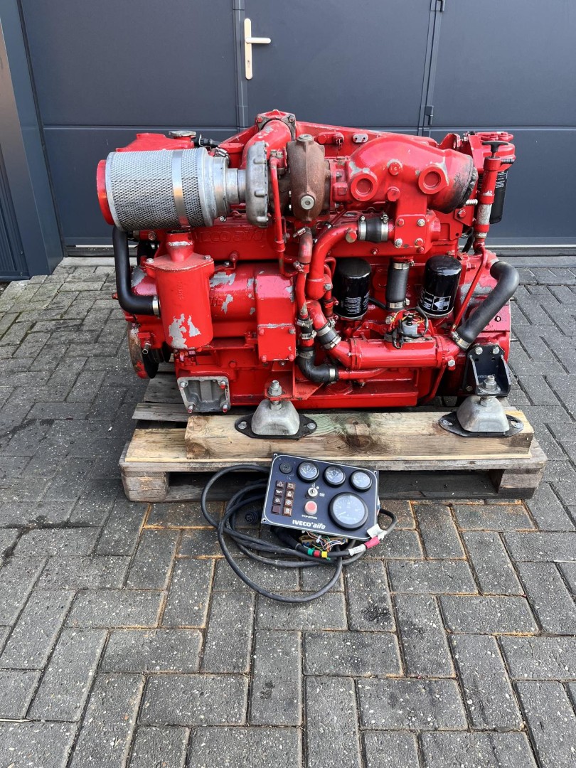 Iveco 280 hp - 8061-SRM25 - marine engine with heat exchanger