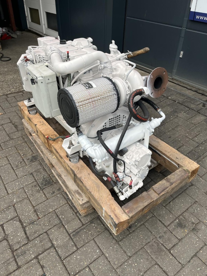 Cummins (2x) 6BT5.9M 150Ps mit Getriebe 24V Kielkühlung Twin Disc MG5050 – Bild 6