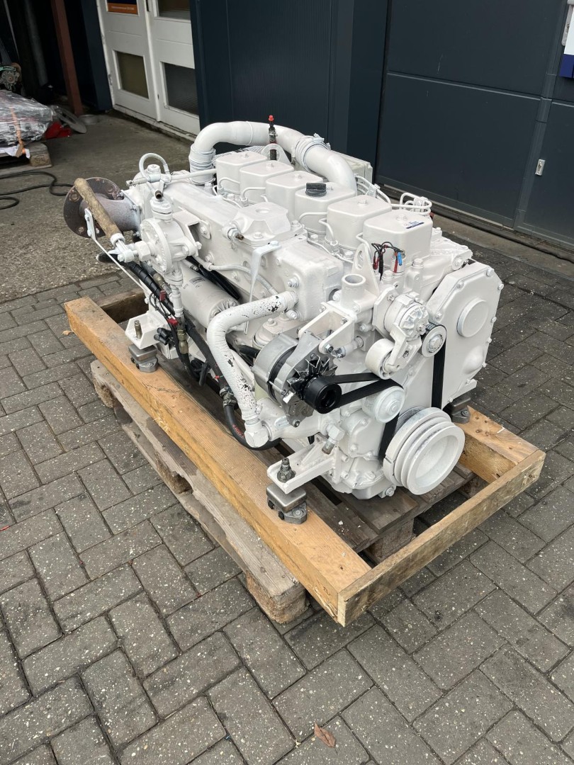 Cummins (2x) 6BT5.9M 150Ps mit Getriebe 24V Kielkühlung Twin Disc MG5050 – Bild 3
