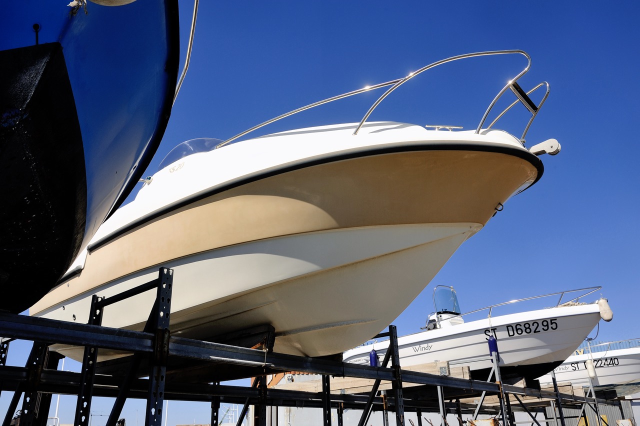 onderaanzicht van boten in opslag