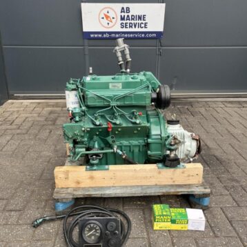 Volvo Penta 2003 marine engine 30 hp complete with gearbox and dashboard
